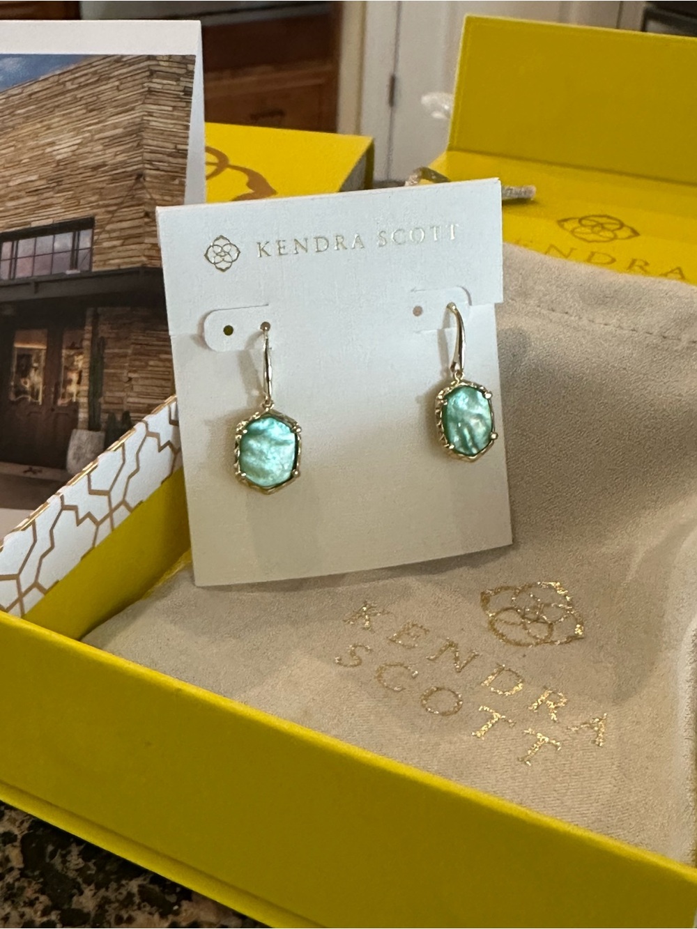 New Kendra Scott Daphne Gold Drop Earrings in Light Green Mother of Pearl